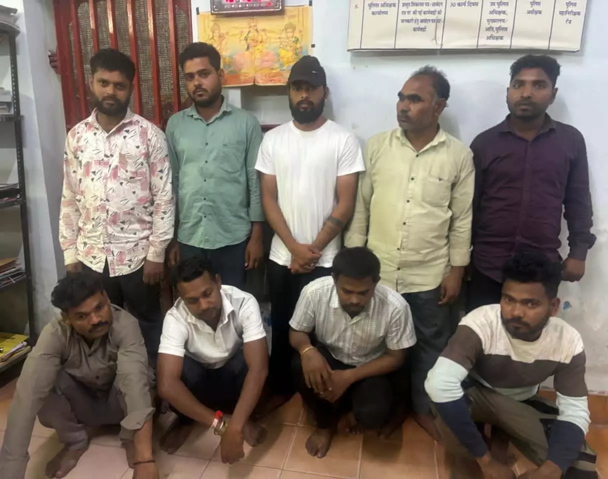 9 जुआरी पुलिस के हत्थे चढ़े, शराब दुकान के पीछे जमी हुई थी महफ़िल 9 जुआरी पुलिस के हत्थे चढ़े, शराब दुकान के पीछे जमी हुई थी महफ़िल