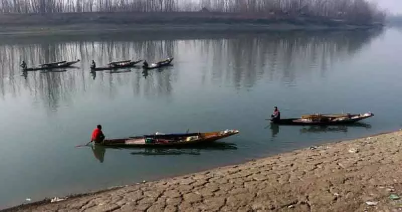 Srinagar गर्म हवाओं के बाद झेलम नदी का जलस्तर शून्य गेज के निशान से नीचे Srinagar गर्म हवाओं के बाद झेलम नदी का जलस्तर शून्य गेज के निशान से नीचे