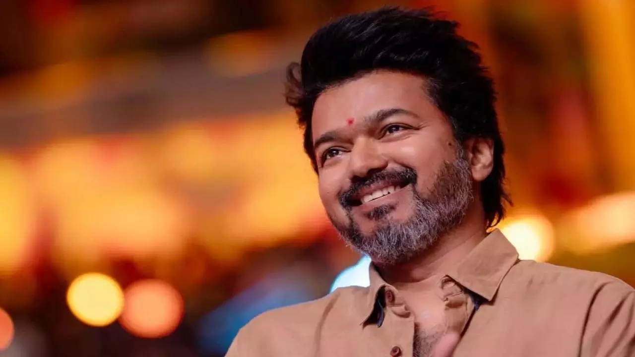 Thalapathy Vijay ने पत्नी संगीता के साथ तलाक की अफवाहों पर रिएक्शन दिया Thalapathy Vijay ने पत्नी संगीता के साथ तलाक की अफवाहों पर रिएक्शन दिया