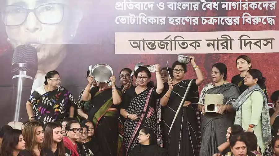 LPG की कीमतों में बढ़ोतरी के खिलाफ कोलकाता में TMC की महिला कार्यकर्ताओं ने विरोध मार्च निकाला LPG की कीमतों में बढ़ोतरी के खिलाफ कोलकाता में TMC की महिला कार्यकर्ताओं ने विरोध मार्च निकाला