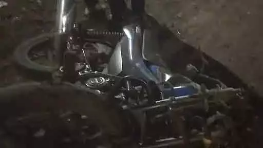 Sehore में तेज रफ्तार बोलेरो ने बाइक को टक्कर मारी; दो नाबालिगों की मौत, दो घायल Sehore में तेज रफ्तार बोलेरो ने बाइक को टक्कर मारी; दो नाबालिगों की मौत, दो घायल