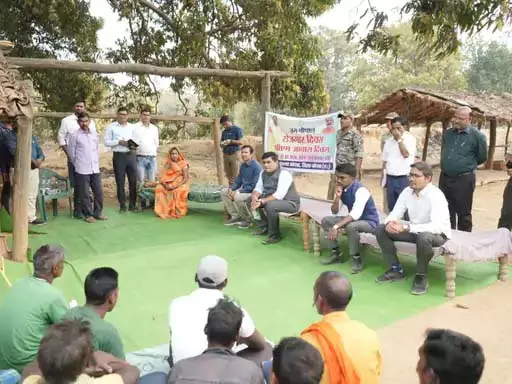 खाट में बैठे शख्स बोले - कलेक्टर हूँ आपकी समस्याएँ सुनने आया हूँ, खिल उठे ग्रामीणों के चेहरे खाट में बैठे शख्स बोले - कलेक्टर हूँ आपकी समस्याएँ सुनने आया हूँ, खिल उठे ग्रामीणों के चेहरे