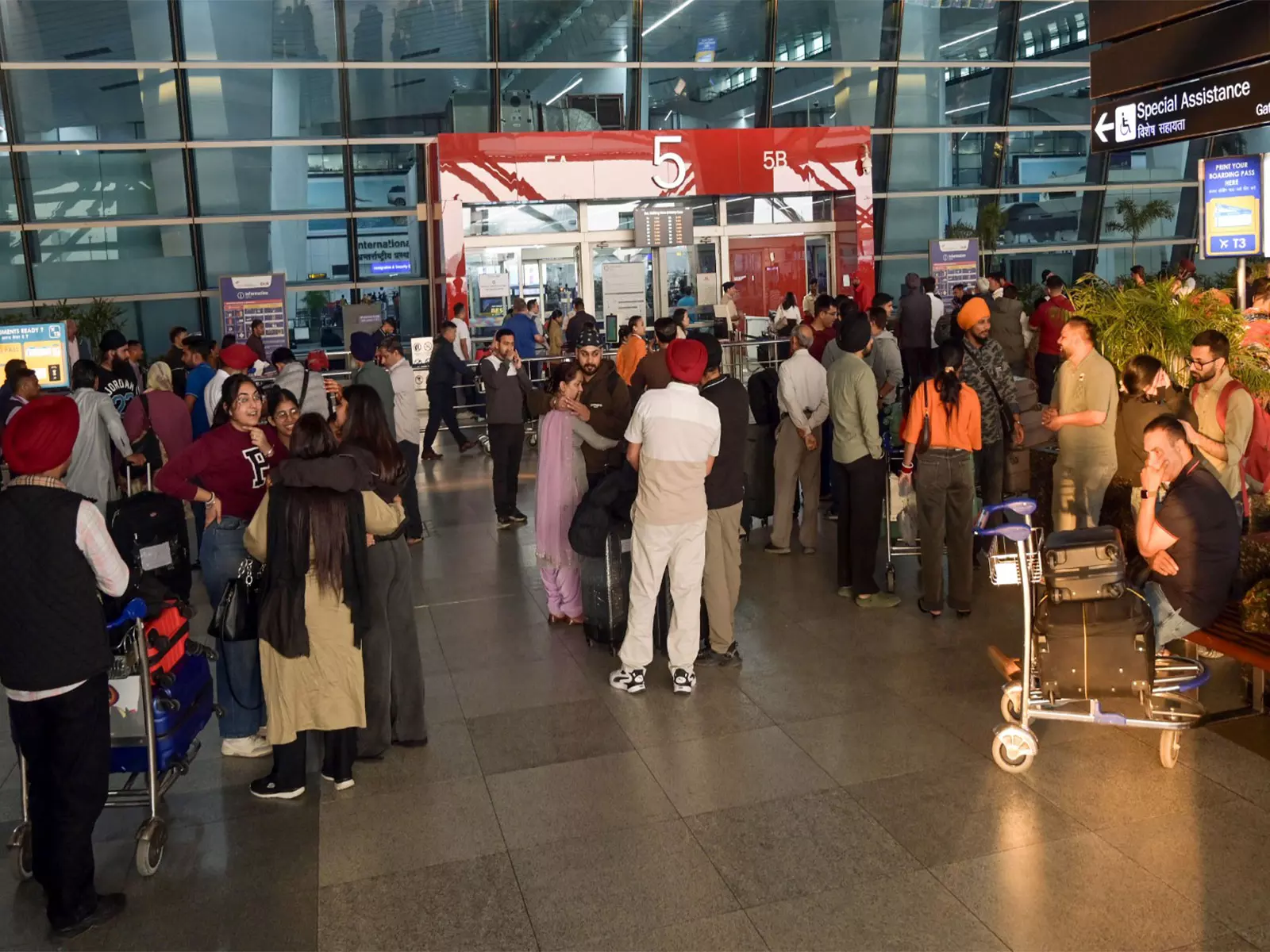 1-7 मार्च के बीच 52,000 से ज़्यादा भारतीयों ने खाड़ी क्षेत्र से सुरक्षित यात्रा की: MEA 1-7 मार्च के बीच 52,000 से ज़्यादा भारतीयों ने खाड़ी क्षेत्र से सुरक्षित यात्रा की: MEA