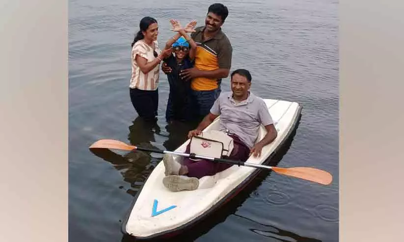 Kerala : बद्री ने हाथ बांधकर झील में तैरकर रिकॉर्ड बनाया Kerala : बद्री ने हाथ बांधकर झील में तैरकर रिकॉर्ड बनाया