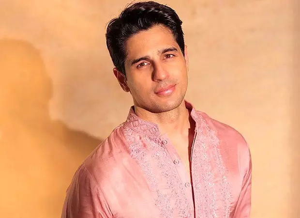 पिता के निधन के कुछ हफ़्ते बाद Sidharth Malhotra ने नानी के निधन पर दुख जताया पिता के निधन के कुछ हफ़्ते बाद Sidharth Malhotra ने नानी के निधन पर दुख जताया