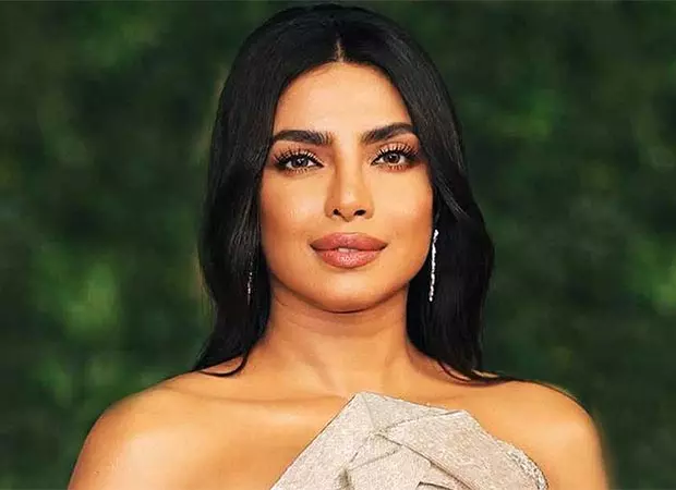Priyanka Chopra ने एक कैब में अपनी नाभि में छेद करवाना याद किया Priyanka Chopra ने एक कैब में अपनी नाभि में छेद करवाना याद किया