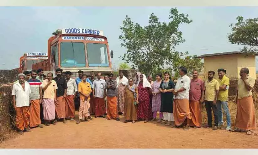 Kerala : करिन्थलिम में खनन फिर से शुरू, स्थानीय लोगों ने इसे रोका Kerala : करिन्थलिम में खनन फिर से शुरू, स्थानीय लोगों ने इसे रोका