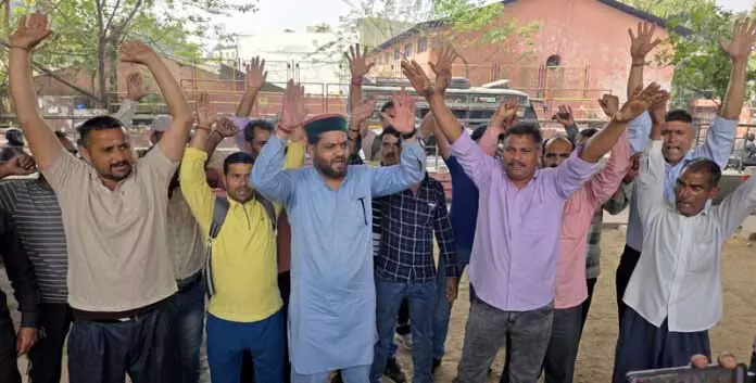 JAMMU: दिहाड़ी मजदूर संघर्ष समिति ने माली-कम-चौकीदार के लिए न्याय की मांग को लेकर प्रदर्शन किया JAMMU: दिहाड़ी मजदूर संघर्ष समिति ने माली-कम-चौकीदार के लिए न्याय की मांग को लेकर प्रदर्शन किया