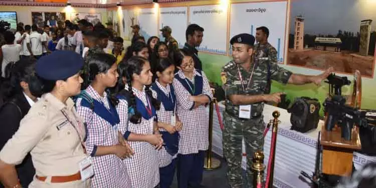 न्याय संहिता प्रदर्शनी में Bhubaneswar में भारी भीड़ उमड़ी न्याय संहिता प्रदर्शनी में Bhubaneswar में भारी भीड़ उमड़ी