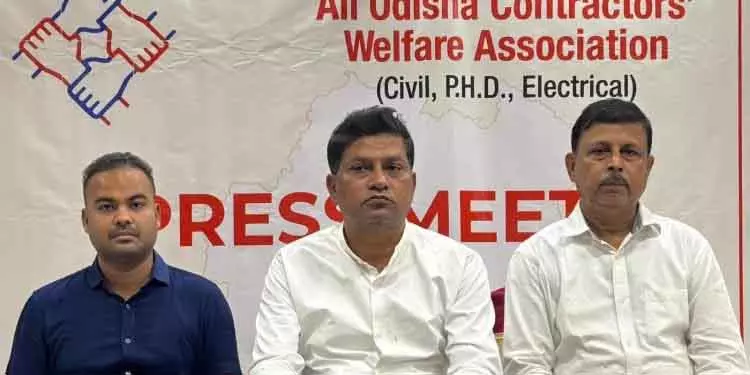 Odisha सरकार से बातचीत के बाद कॉन्ट्रैक्टर्स ने 14 दिन का विरोध प्रदर्शन खत्म किया Odisha सरकार से बातचीत के बाद कॉन्ट्रैक्टर्स ने 14 दिन का विरोध प्रदर्शन खत्म किया