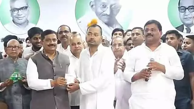 नीतीश कुमार के बेटे निशांत, जो JDU पार्टी में शामिल हुए: CM अपने बेटे के इंडक्शन प्रोग्राम में मौजूद नहीं थे नीतीश कुमार के बेटे निशांत, जो JDU पार्टी में शामिल हुए: CM अपने बेटे के इंडक्शन प्रोग्राम में मौजूद नहीं थे
