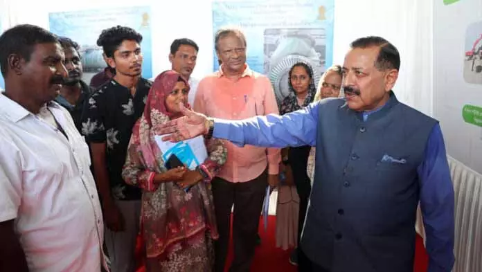 Dr. Jitendra ने लक्षद्वीप डिसेलिनेशन प्लांट के लाभार्थियों से बातचीत की, रोमांचक अनुभव बताए Dr. Jitendra ने लक्षद्वीप डिसेलिनेशन प्लांट के लाभार्थियों से बातचीत की, रोमांचक अनुभव बताए
