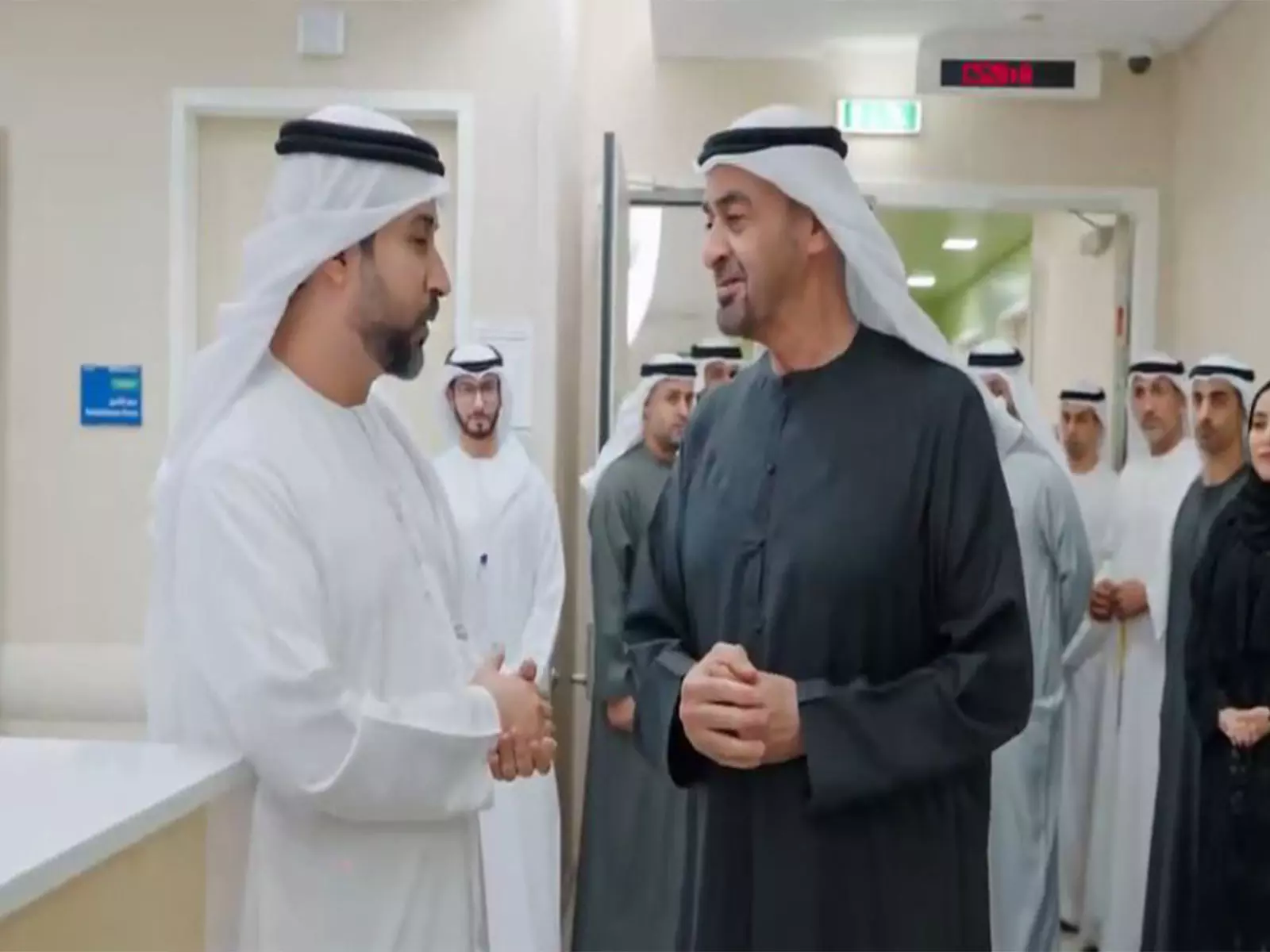 UAE के राष्ट्रपति ने पश्चिम एशिया में तनाव के बीच हाल की घटनाओं में घायल हुए लोगों से मुलाकात की UAE के राष्ट्रपति ने पश्चिम एशिया में तनाव के बीच हाल की घटनाओं में घायल हुए लोगों से मुलाकात की