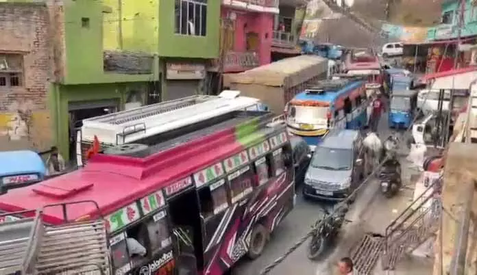 Chenani Road पर ट्रैफिक जाम से सामान्य जनजीवन बाधित Chenani Road पर ट्रैफिक जाम से सामान्य जनजीवन बाधित