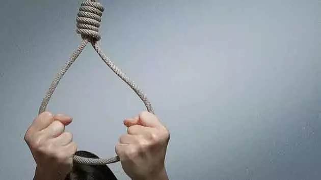 Indore : बोर्ड एग्जाम के स्ट्रेस में 17 साल के स्टूडेंट ने फांसी लगाकर जान दे दी Indore : बोर्ड एग्जाम के स्ट्रेस में 17 साल के स्टूडेंट ने फांसी लगाकर जान दे दी