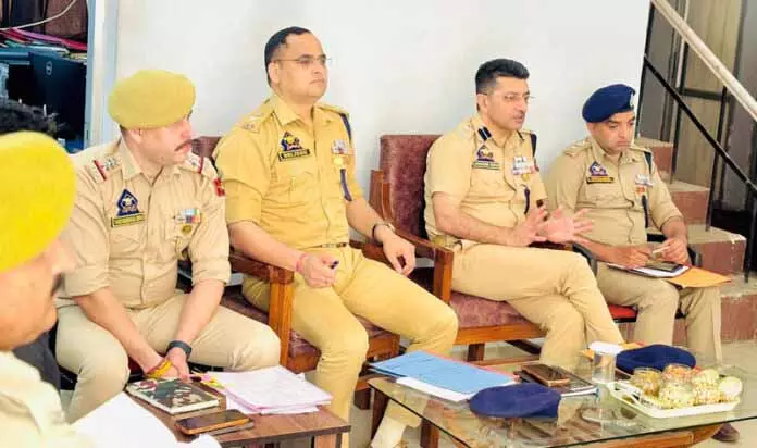 SSP Jammu ने दोमाना, अखनूर में सुरक्षा और अपराध से निपटने की समीक्षा की SSP Jammu ने दोमाना, अखनूर में सुरक्षा और अपराध से निपटने की समीक्षा की