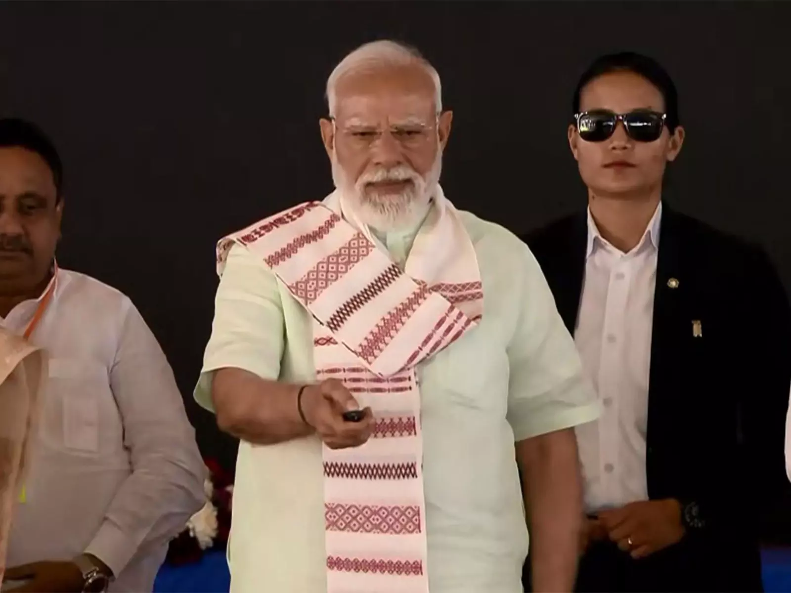 PM Modi ने 33,500 करोड़ रुपये की विकास परियोजनाओं का उद्घाटन और शिलान्यास किया PM Modi ने 33,500 करोड़ रुपये की विकास परियोजनाओं का उद्घाटन और शिलान्यास किया