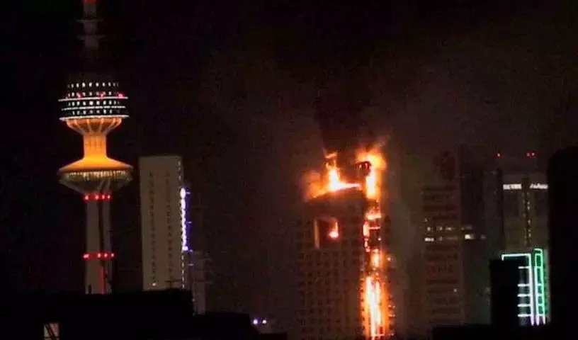 Kuwait City में ईरानी ड्रोन हमले के बाद ऊंची इमारत में आग लग गई Kuwait City में ईरानी ड्रोन हमले के बाद ऊंची इमारत में आग लग गई