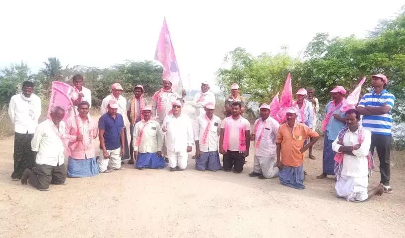 Bandaramaram-Gundepuri सड़क निर्माण शुरू करवाने के लिए घुटनों पर बैठकर विरोध प्रदर्शन Bandaramaram-Gundepuri सड़क निर्माण शुरू करवाने के लिए घुटनों पर बैठकर विरोध प्रदर्शन