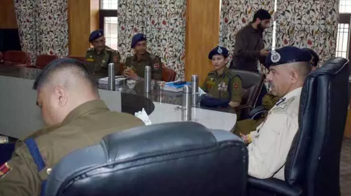 DGP नलिन प्रभात ने पुलवामा में सुरक्षा स्थिति की समीक्षा की DGP नलिन प्रभात ने पुलवामा में सुरक्षा स्थिति की समीक्षा की