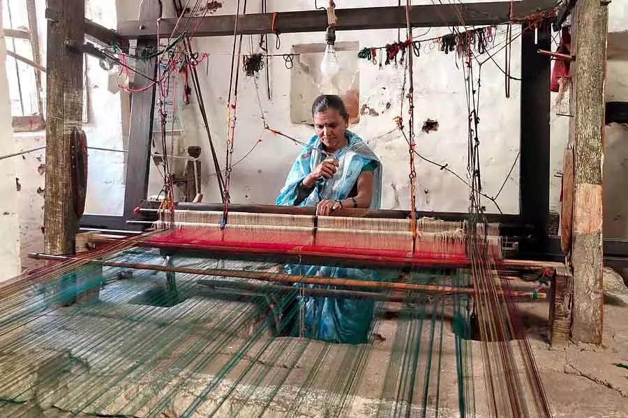 Karnataka : बुनाई के पेशे में महिलाओं का दबदबा Karnataka : बुनाई के पेशे में महिलाओं का दबदबा