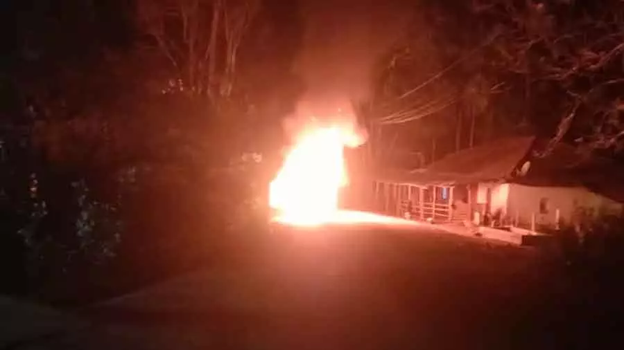 Shivamogga में अचानक लगी आग: ओमनी गाड़ी पूरी तरह जल गई Shivamogga में अचानक लगी आग: ओमनी गाड़ी पूरी तरह जल गई