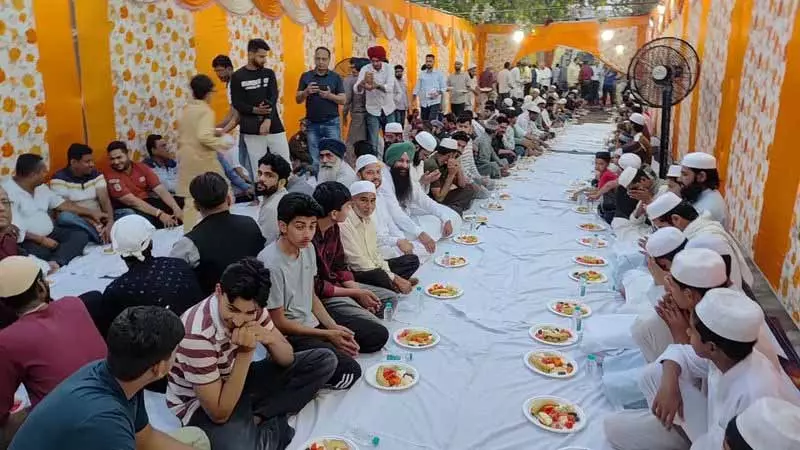Ludhiana: गैर-मुस्लिम धार्मिक संगठनों ने बजरंग अखाड़े में इफ्तार का आयोजन किया Ludhiana: गैर-मुस्लिम धार्मिक संगठनों ने बजरंग अखाड़े में इफ्तार का आयोजन किया