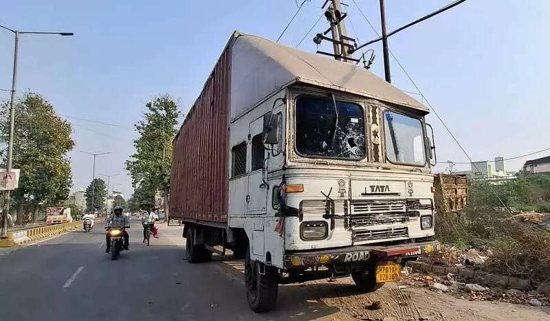 Ludhiana में तेज रफ्तार ट्रक ने बाइक को टक्कर मार दी, जिससे 60 साल की महिला की मौत हो गई Ludhiana में तेज रफ्तार ट्रक ने बाइक को टक्कर मार दी, जिससे 60 साल की महिला की मौत हो गई
