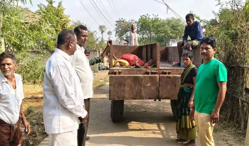 Sarpanch की देखरेख में अनाथ के शव का अंतिम संस्कार Sarpanch की देखरेख में अनाथ के शव का अंतिम संस्कार