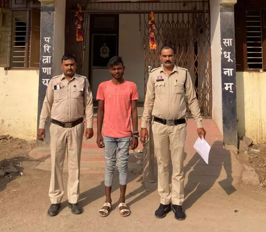 बटनदार चाकू के साथ आरोपी गिरफ्तार, विधानसभा पुलिस की कार्रवाई बटनदार चाकू के साथ आरोपी गिरफ्तार, विधानसभा पुलिस की कार्रवाई