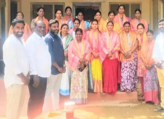 Kattangur की महिलाओं को विकास में अहम भूमिका के लिए सम्मानित किया गया Kattangur की महिलाओं को विकास में अहम भूमिका के लिए सम्मानित किया गया