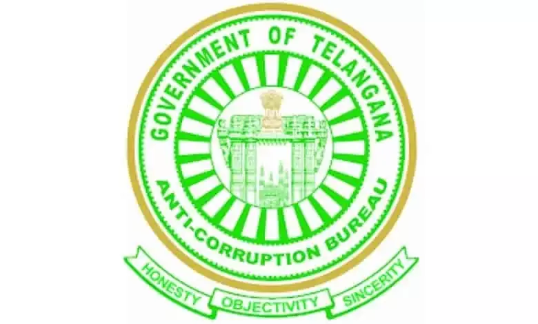 ACB ने सेरिलिंगमपल्ली सर्कल ऑफिस में छापा मारा, फाइलों को प्रोसेस करने में देरी की शिकायत की ACB ने सेरिलिंगमपल्ली सर्कल ऑफिस में छापा मारा, फाइलों को प्रोसेस करने में देरी की शिकायत की