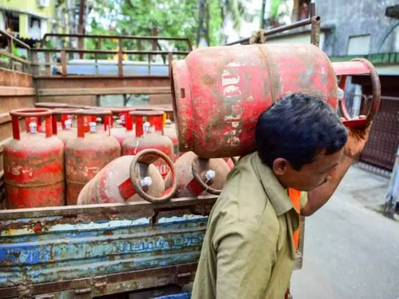 LPG की कीमतों में 60 रुपये की बढ़ोतरी LPG की कीमतों में 60 रुपये की बढ़ोतरी