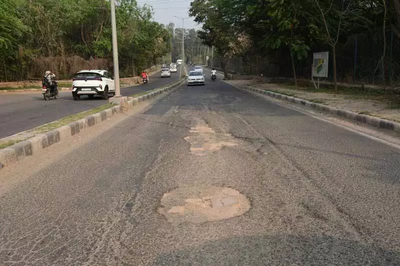 Chandigarh MC ने रोड री-कारपेटिंग के काम के लिए 30 करोड़ रुपये के नए टेंडर जारी किए Chandigarh MC ने रोड री-कारपेटिंग के काम के लिए 30 करोड़ रुपये के नए टेंडर जारी किए