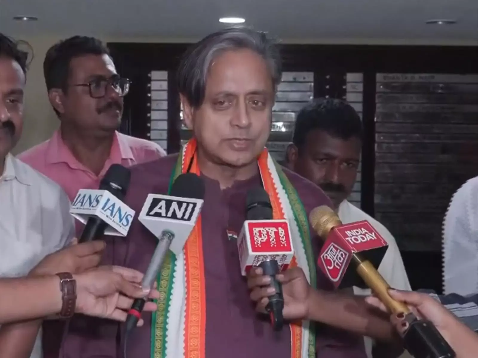 स्पीकर पर अविश्वास से विपक्ष को मौका: Tharoor स्पीकर पर अविश्वास से विपक्ष को मौका: Tharoor