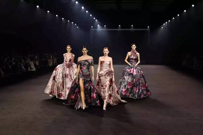 Elie Saab ने पेरिस फैशन वीक में दिखाया नया कलेक्शन Elie Saab ने पेरिस फैशन वीक में दिखाया नया कलेक्शन
