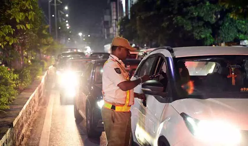Cyberabad police ने वीकेंड में शराब पीकर गाड़ी चलाने वालों पर 273 लोगों पर केस दर्ज किया Cyberabad police ने वीकेंड में शराब पीकर गाड़ी चलाने वालों पर 273 लोगों पर केस दर्ज किया