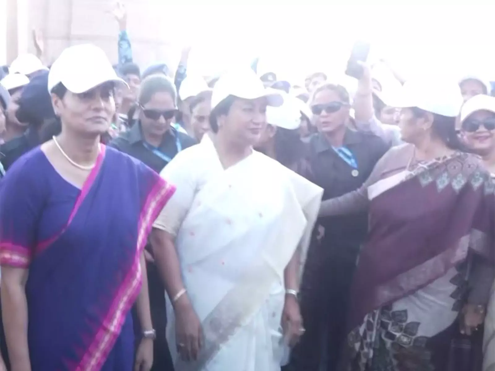 दिल्ली की CM रेखा गुप्ता ने महिला सशक्तिकरण पर PM मोदी के विज़न की तारीफ़ की; शक्ति वॉक में हिस्सा लिया दिल्ली की CM रेखा गुप्ता ने महिला सशक्तिकरण पर PM मोदी के विज़न की तारीफ़ की; शक्ति वॉक में हिस्सा लिया