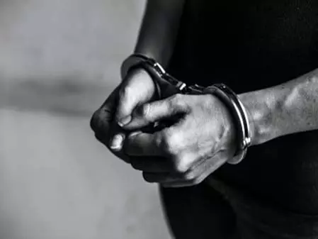 Police की बड़ी कार्रवाई, 199 बोतल अवैध शराब के साथ दो गिरफ्तार Police की बड़ी कार्रवाई, 199 बोतल अवैध शराब के साथ दो गिरफ्तार