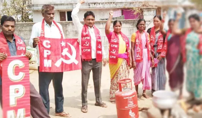 गैस की कीमतों में बढ़ोतरी गरीबों पर बोझ: CPM नेताओं ने विरोध किया गैस की कीमतों में बढ़ोतरी गरीबों पर बोझ: CPM नेताओं ने विरोध किया