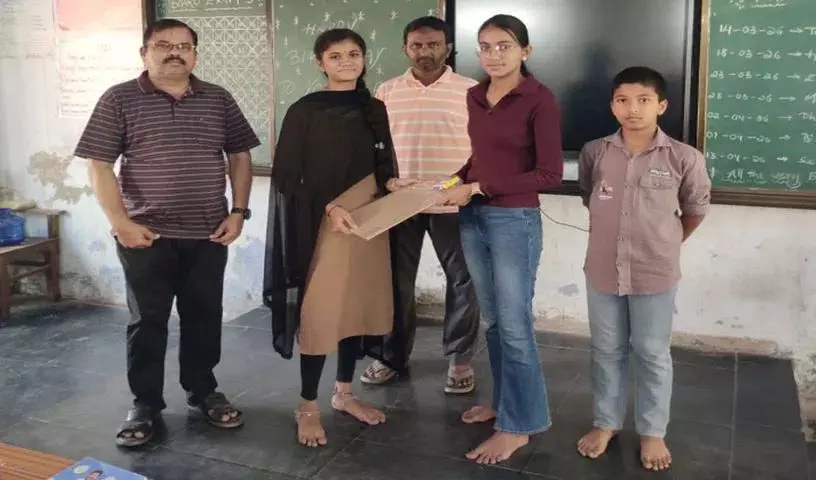 Rudrampur के छात्रों को संकीर्तन से परीक्षा सामग्री मिली Rudrampur के छात्रों को संकीर्तन से परीक्षा सामग्री मिली