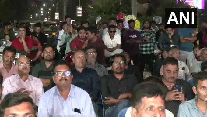 राजकोट में क्रिकेट प्रेमियों ने बड़ी स्क्रीन पर देखा IND vs NZ T20 वर्ल्ड कप फाइनल राजकोट में क्रिकेट प्रेमियों ने बड़ी स्क्रीन पर देखा IND vs NZ T20 वर्ल्ड कप फाइनल