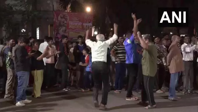 मुंबई में क्रिकेट उत्सव: फैंस डांस और पटाखों के साथ टीम इंडिया के लिए कर रहे जश्न मुंबई में क्रिकेट उत्सव: फैंस डांस और पटाखों के साथ टीम इंडिया के लिए कर रहे जश्न