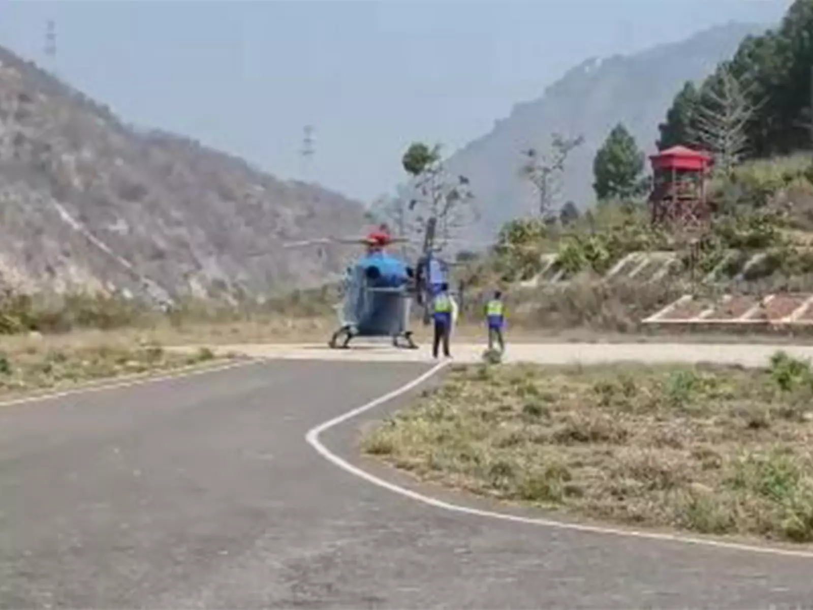 Uttarakhand के राज्यपाल के हेलीकॉप्टर की तकनीकी खराबी के कारण श्रीनगर में इमरजेंसी लैंडिंग हुई Uttarakhand के राज्यपाल के हेलीकॉप्टर की तकनीकी खराबी के कारण श्रीनगर में इमरजेंसी लैंडिंग हुई