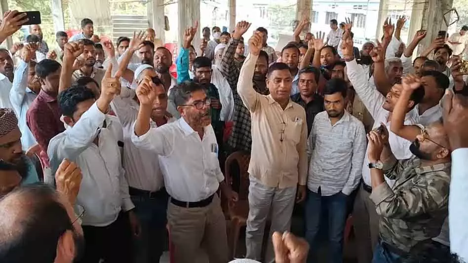 धुबरी में AIUDF में अंदरूनी झगड़ा, अली अकबर मिया की पार्टी जॉइनिंग पर नाराज़गी धुबरी में AIUDF में अंदरूनी झगड़ा, अली अकबर मिया की पार्टी जॉइनिंग पर नाराज़गी
