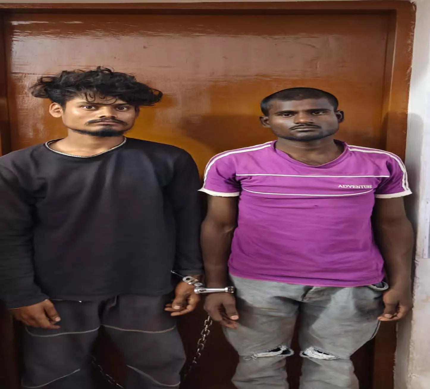 नाबालिग से गैंगरेप करने वाले 2 गिरफ्तार, पुलिस ने निकाला जुलूस नाबालिग से गैंगरेप करने वाले 2 गिरफ्तार, पुलिस ने निकाला जुलूस
