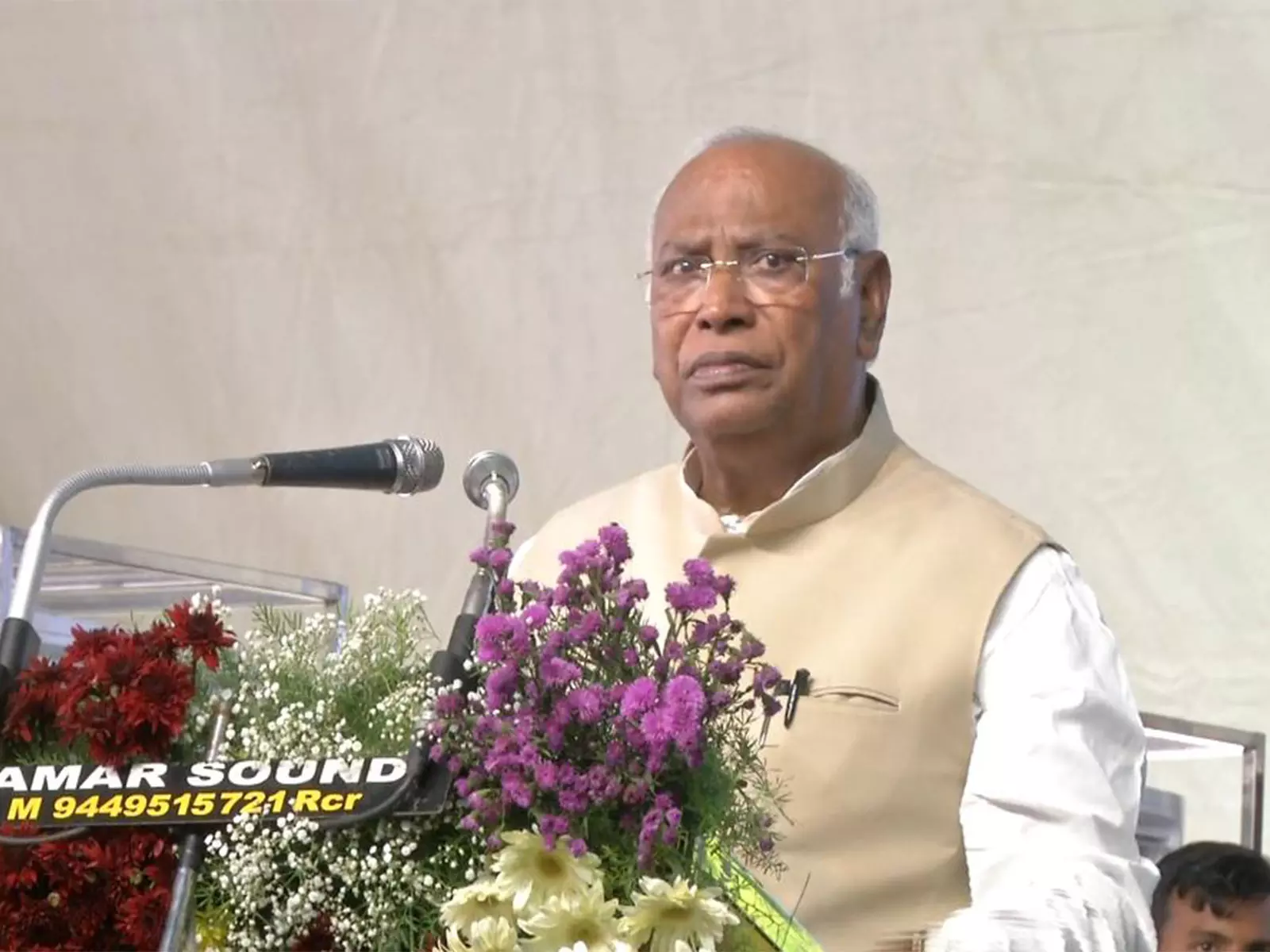 Karnataka: कांग्रेस अध्यक्ष खड़गे ने कलबुर्गी में 1,069 करोड़ रुपये की परियोजनाओं का किया उद्घाटन Karnataka: कांग्रेस अध्यक्ष खड़गे ने कलबुर्गी में 1,069 करोड़ रुपये की परियोजनाओं का किया उद्घाटन