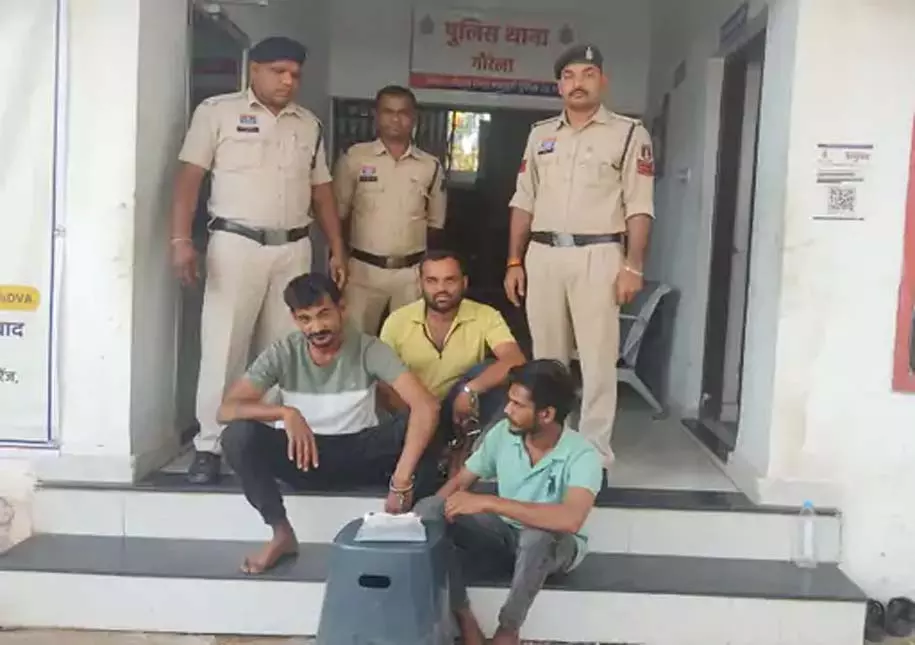अवैध हथियार रखने के आरोप में तीन गिरफ्तार, एक नाबालिग भी संलिप्त अवैध हथियार रखने के आरोप में तीन गिरफ्तार, एक नाबालिग भी संलिप्त