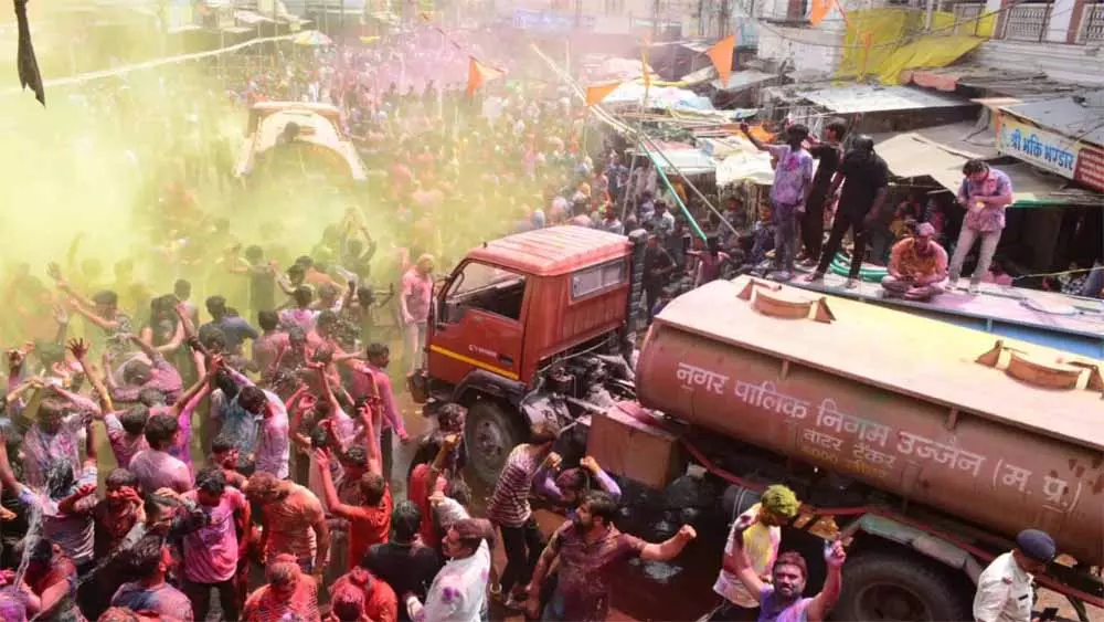 Ujjain: गेर जुलूस के दौरान पटाखा विस्फोट, उज्जैन में 5 लोग घायल Ujjain: गेर जुलूस के दौरान पटाखा विस्फोट, उज्जैन में 5 लोग घायल