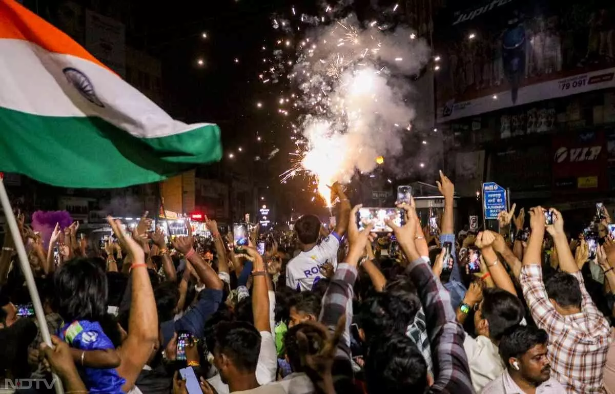 Jabalpur: भारत की जीत पर सड़कों पर उमड़ा जनसैलाब, जश्न की लहर Jabalpur: भारत की जीत पर सड़कों पर उमड़ा जनसैलाब, जश्न की लहर
